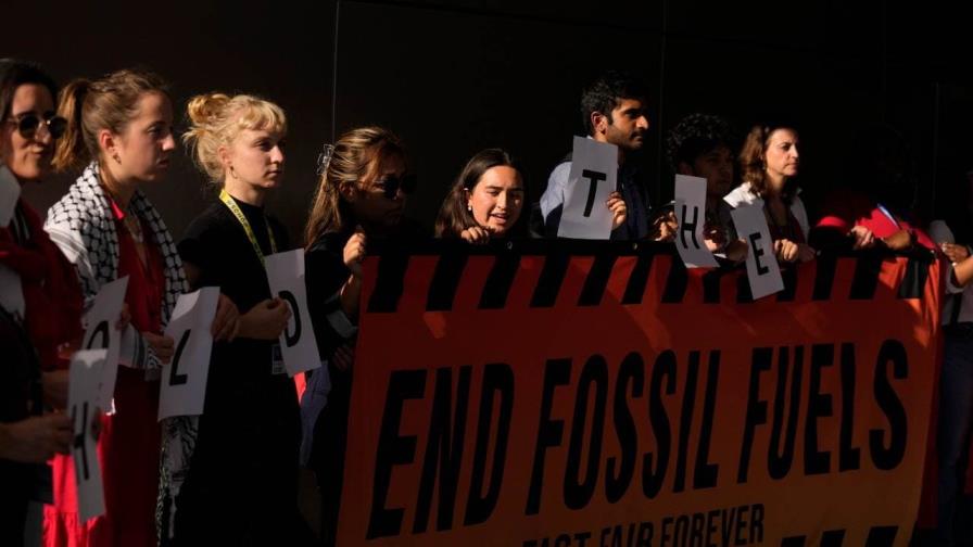 Mientras negociadores regatean sobre combustibles fósiles, activistas recuerdan lo que hay en juego