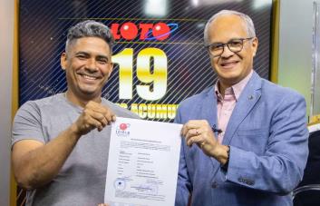 Leidsa entrega certificado a joyero que se ganó RD$19 millones