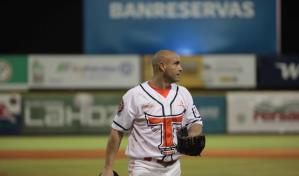Raúl Valdés y los Toros del Este pintan de blanco a los Leones en el Francisco Micheli