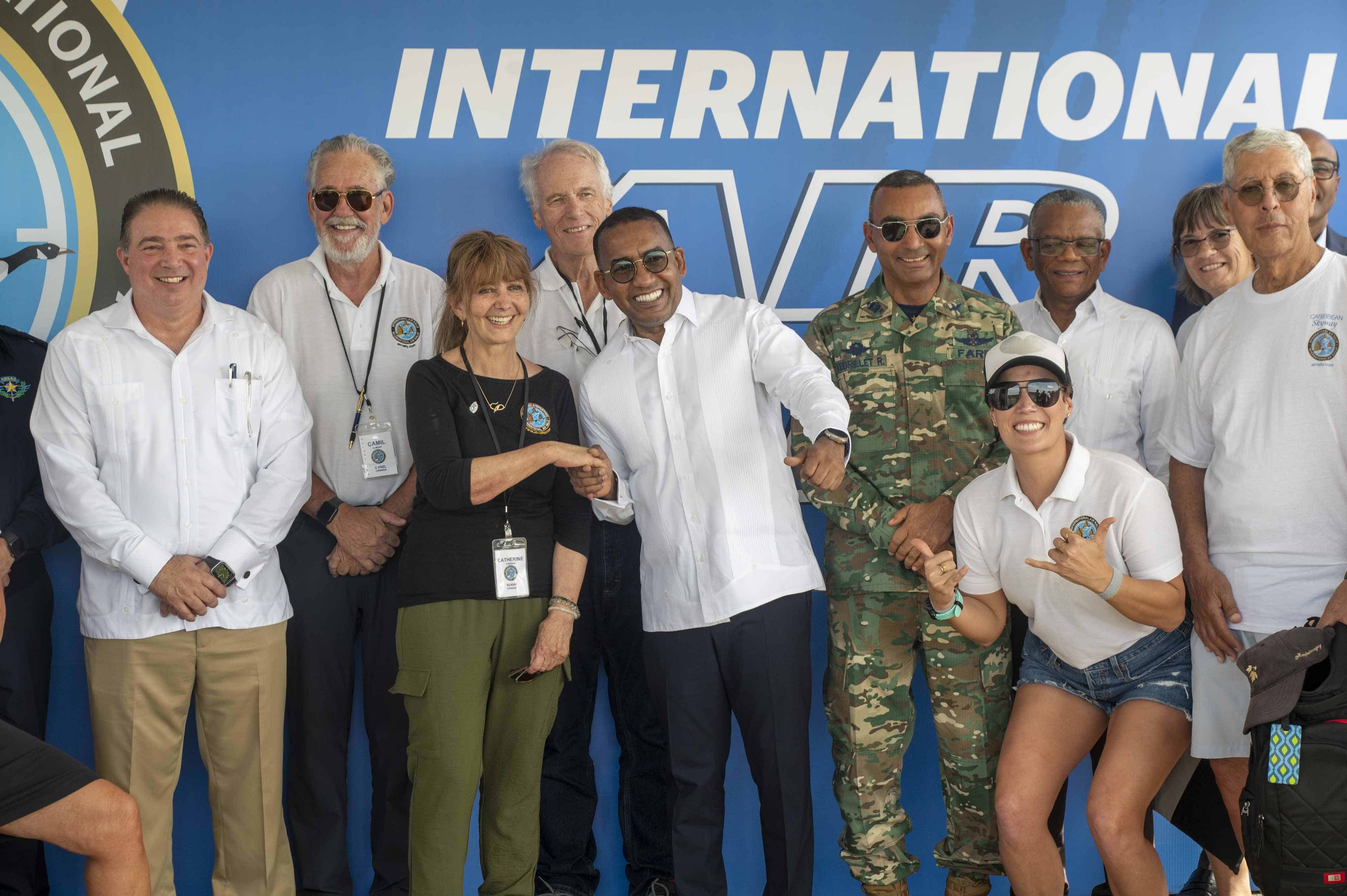 El Departamento Aeroportuario encabezó este miércoles el recibimiento de más de 60 turistas que llegaron al país, a bordo de 24 aeronaves privadas de la aviación general, como parte de la celebración  del Fly In: Internacional Air Rally.