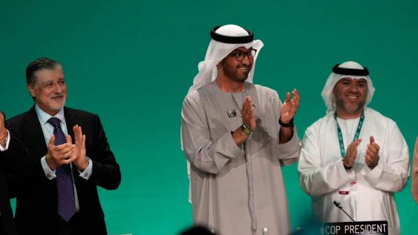 Delegados en la COP28 acuerdan transición para alejarse de los combustibles fósiles