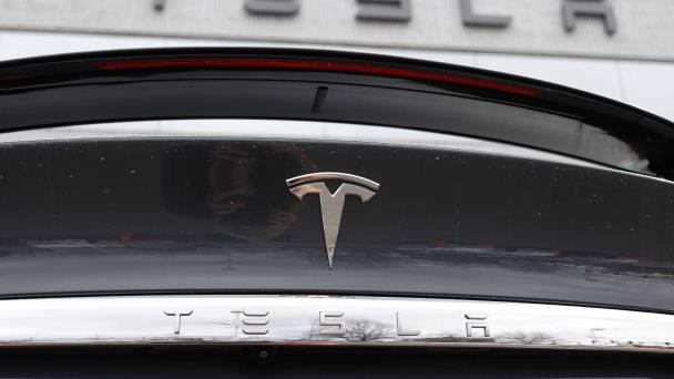 Tesla llama a talleres a más de dos millones de autos para solucionar problemas con Autopilot