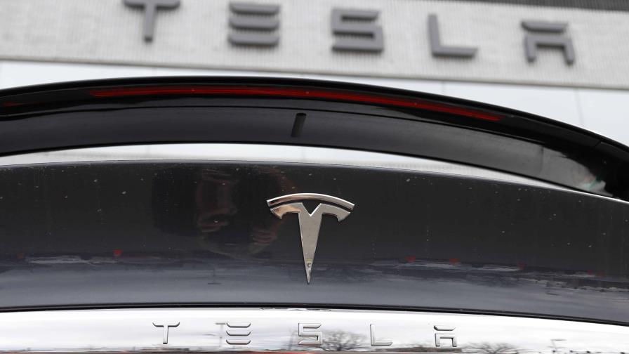 Tesla llama a talleres a más de dos millones de autos para solucionar problemas con Autopilot