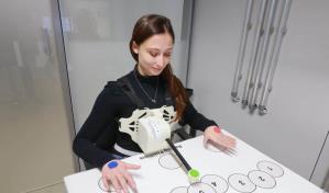 Científicos desarrollan un tercer brazo robótico que podría manejarse con la respiración