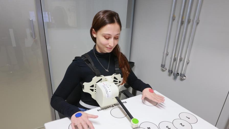 Científicos desarrollan un tercer brazo robótico que podría manejarse con la respiración