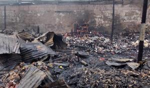 Incendio destruye surtidora de productos alimenticios en Santiago