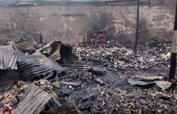 Incendio destruye surtidora de productos alimenticios en Santiago