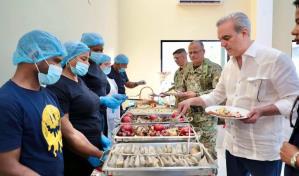 Abinader almuerza con comunitarios de Barahona y con miembros del Ej&eacute;rcito