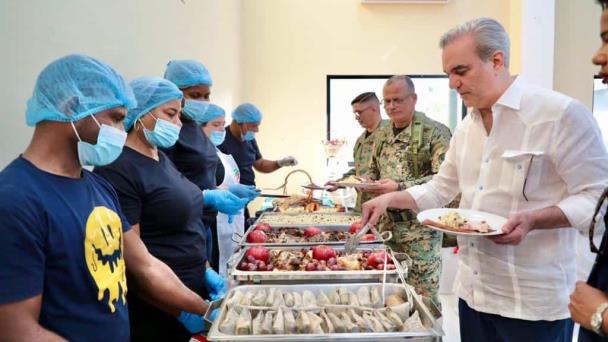 Abinader almuerza con comunitarios de Barahona y con miembros del Ejército