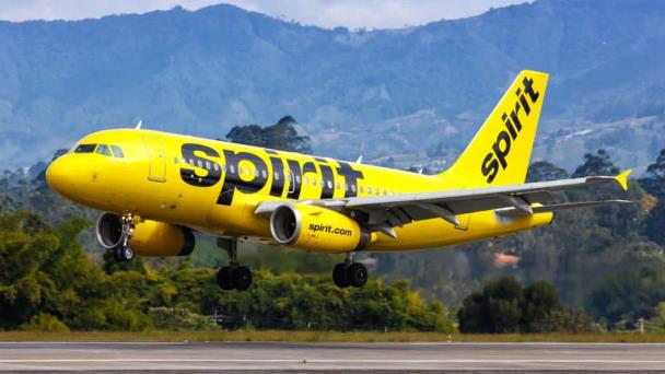Pasajero de Spirit Airlines lleva su propio paracaídas al avión