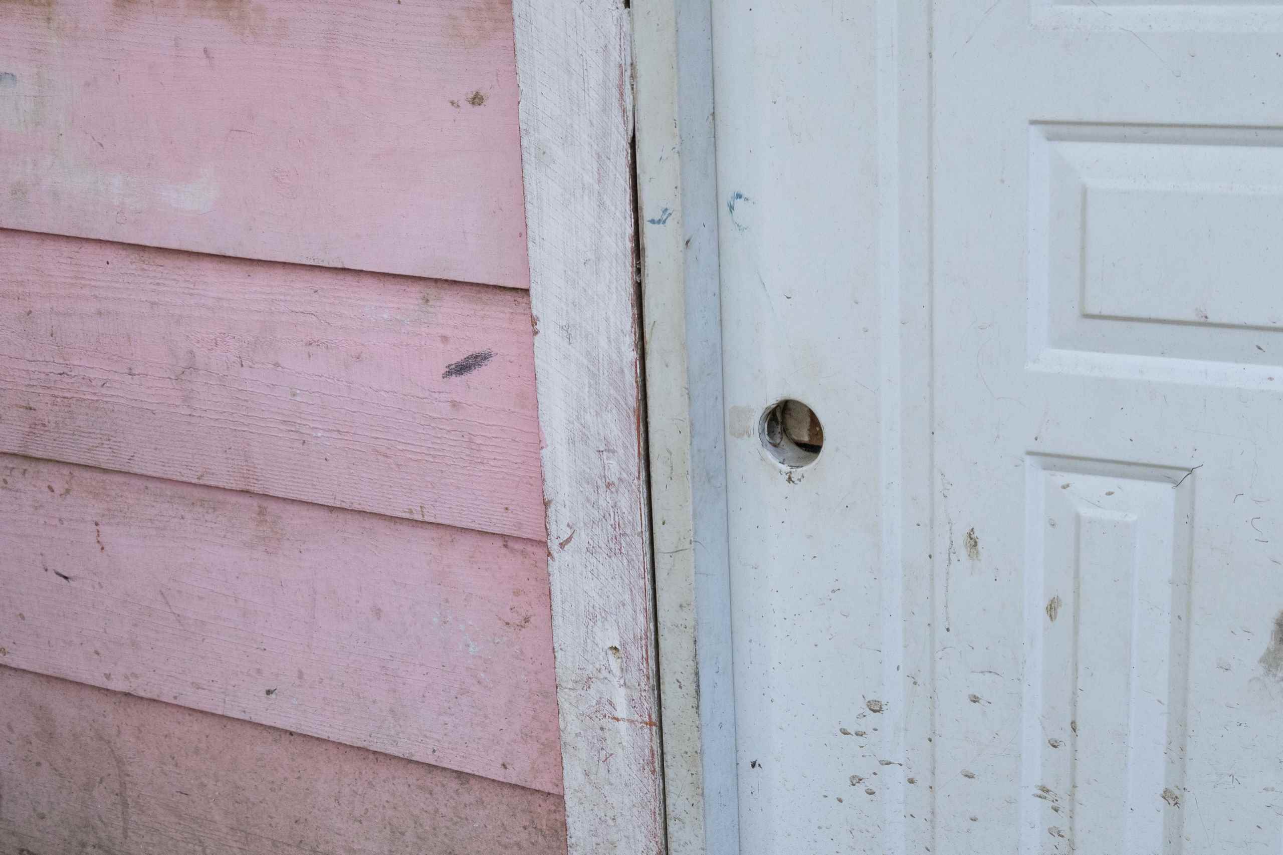 Una de las puertas que resultó afectada en medio de los operativos realizados por las autoridades. 