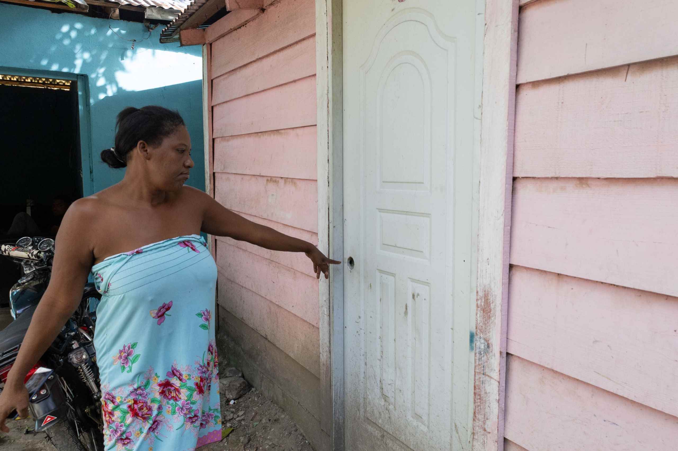 Gisell Jiménez habla como la sacaron de su casa junto a su hija de 15 años en ropa interior. 