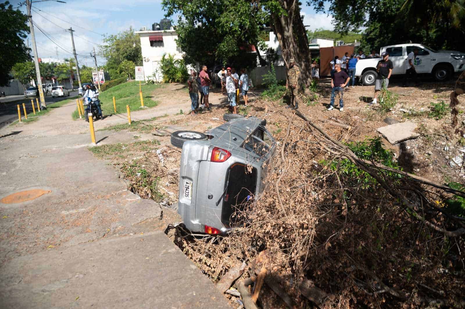 Carro volcado en la avenida Buenaventura Freites.