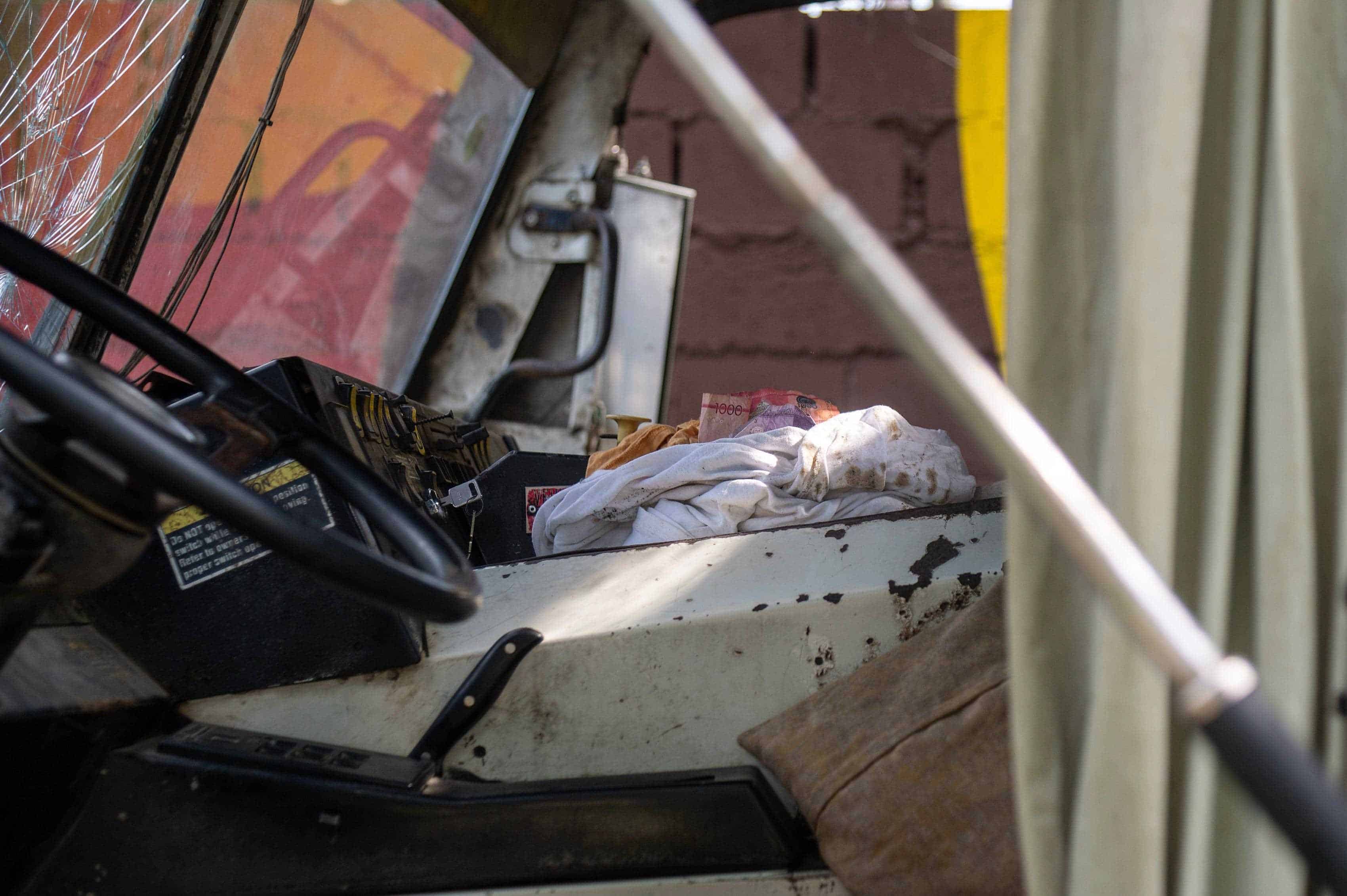 Ocupantes del camión abandonaron sus pertenencias. 