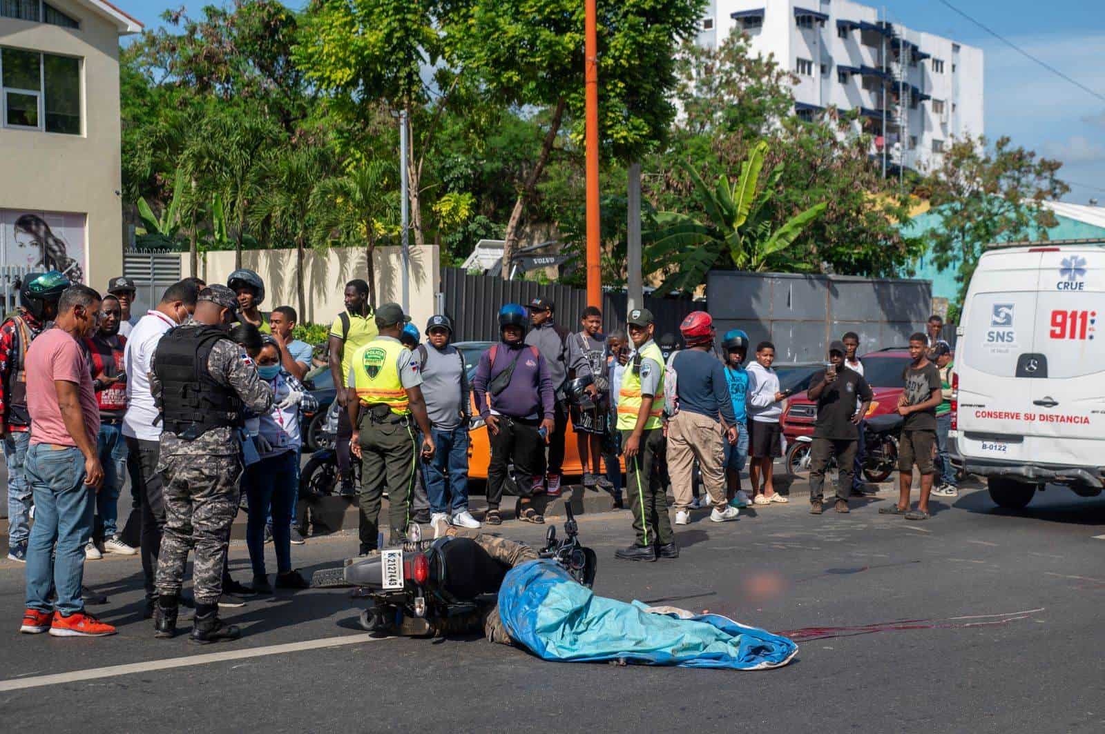 Accidente de tránsito deja un motorista muerto en la Av. Jacobo Majluta tras ser arrollado por un camión recolector de basura.