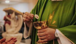 Vaticano responde a obispo dominicano sobre el acceso a la Eucaristía de madres solteras