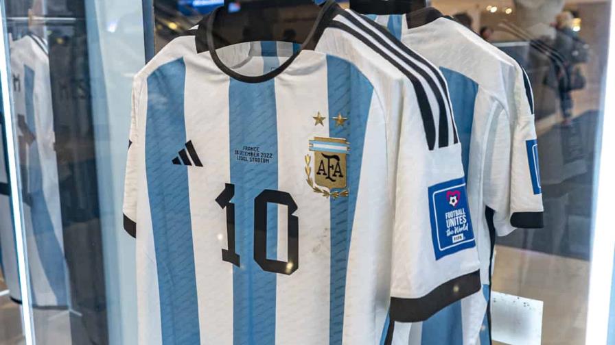 Camisetas que utilizó Messi en la Copa Mundial se subastan por 7,8 millones de dólares