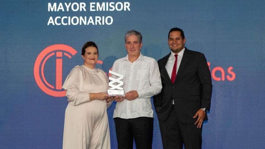 César Iglesias recibe dos galardones en la V Edición de los Premios BVRD