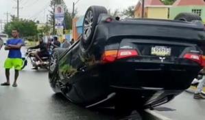 Conductor pierde el control de vehículo y se vuelca en avenida de El Seibo