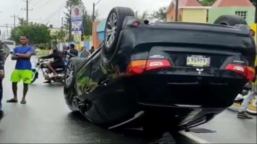 Conductor pierde el control de vehículo y se vuelca en avenida de El Seibo