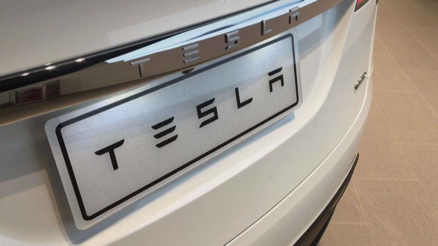Tesla llama a revisión a 2 millones de vehículos en EE. UU. para corregir software de conducción