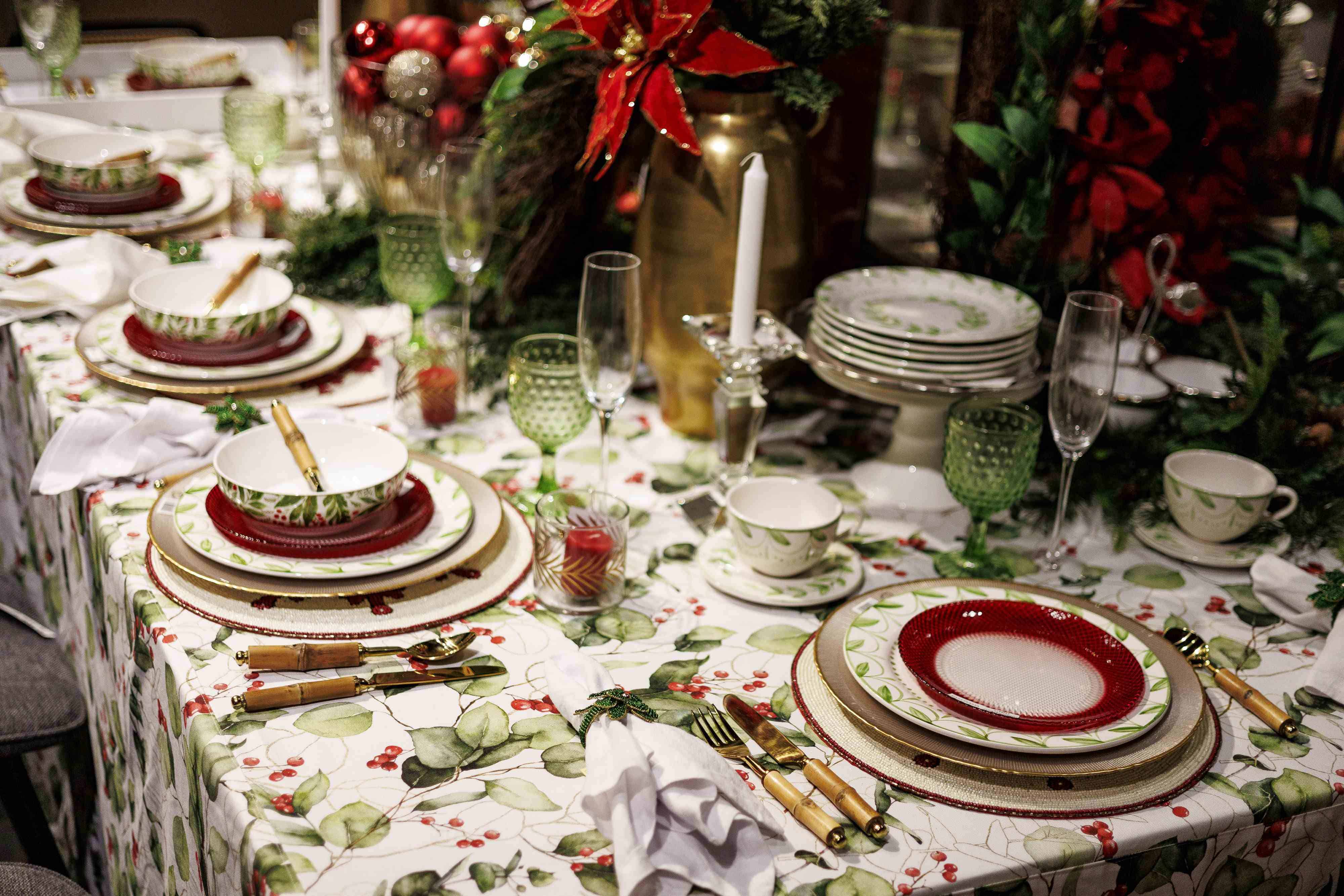 Mesa navideña con los colores tradicionales de la época.