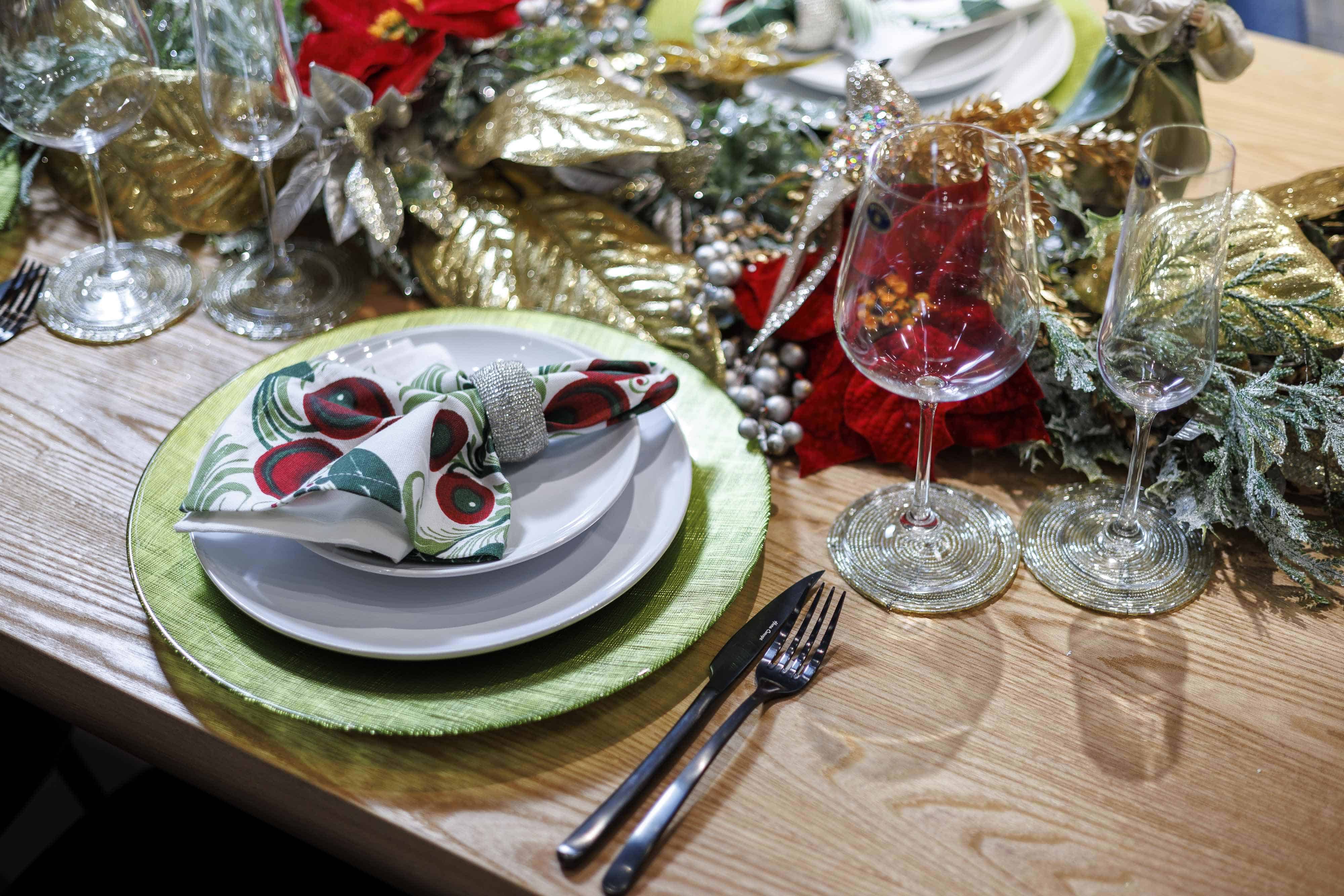 El bosque mágico de Navidad combina brillos con toques rojos y verdes.