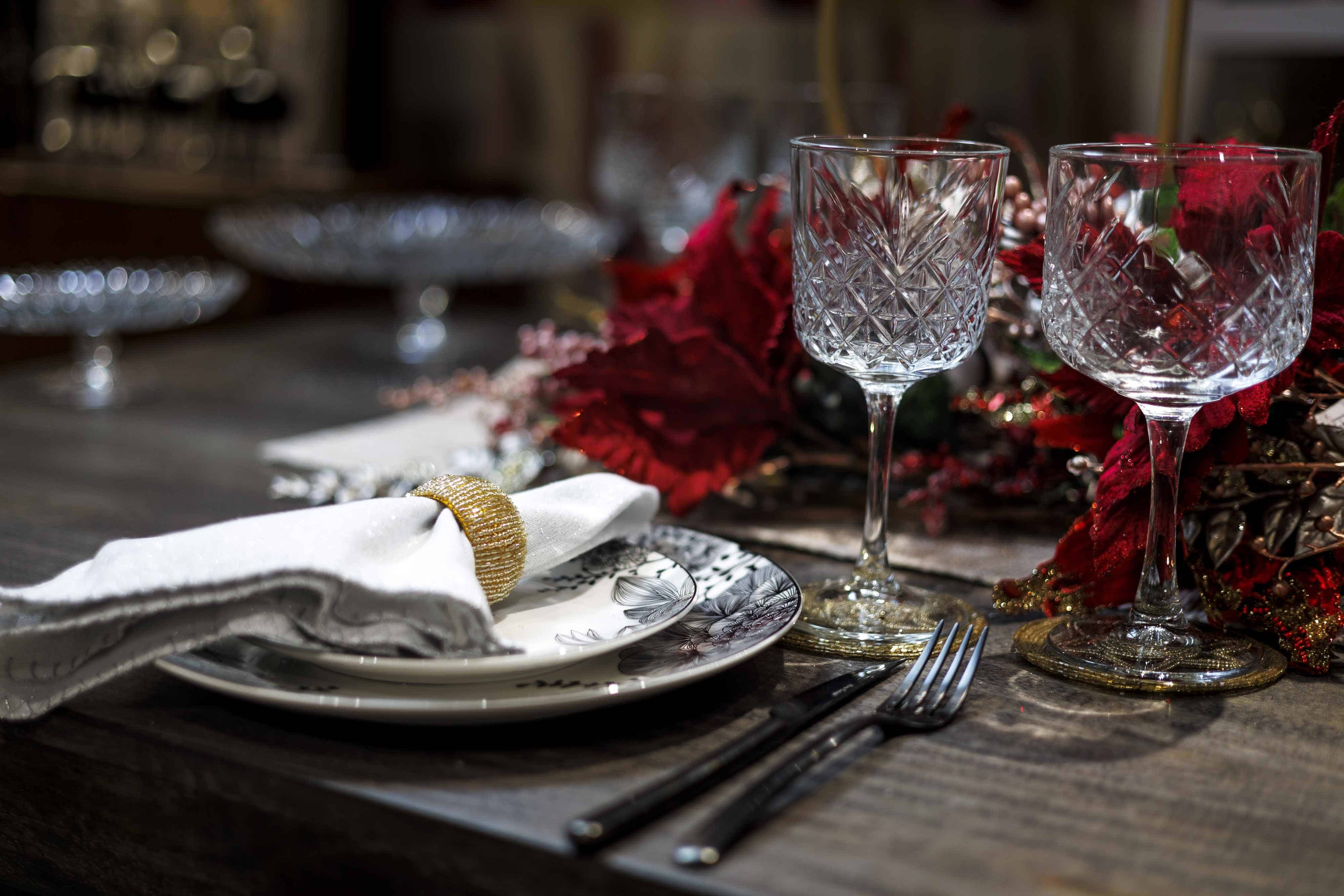 Si tendrás invitados espeicales, opta por una mesa navideña elegante.