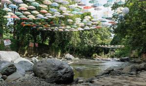 Medio Ambiente prohíbe sillas, mesas y otros materiales o estructuras dentro de los ríos