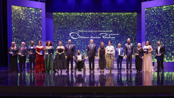 Quemuel Arroyo Peña, gana el Premio al Emigrante Dominicano Oscar de la Renta