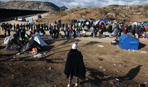 Presentan queja contra CBP por detener a solicitantes de asilo en sitios al aire libre