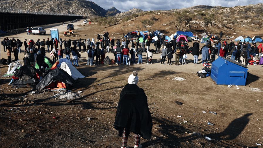 Presentan queja contra CBP por detener a solicitantes de asilo en sitios al aire libre