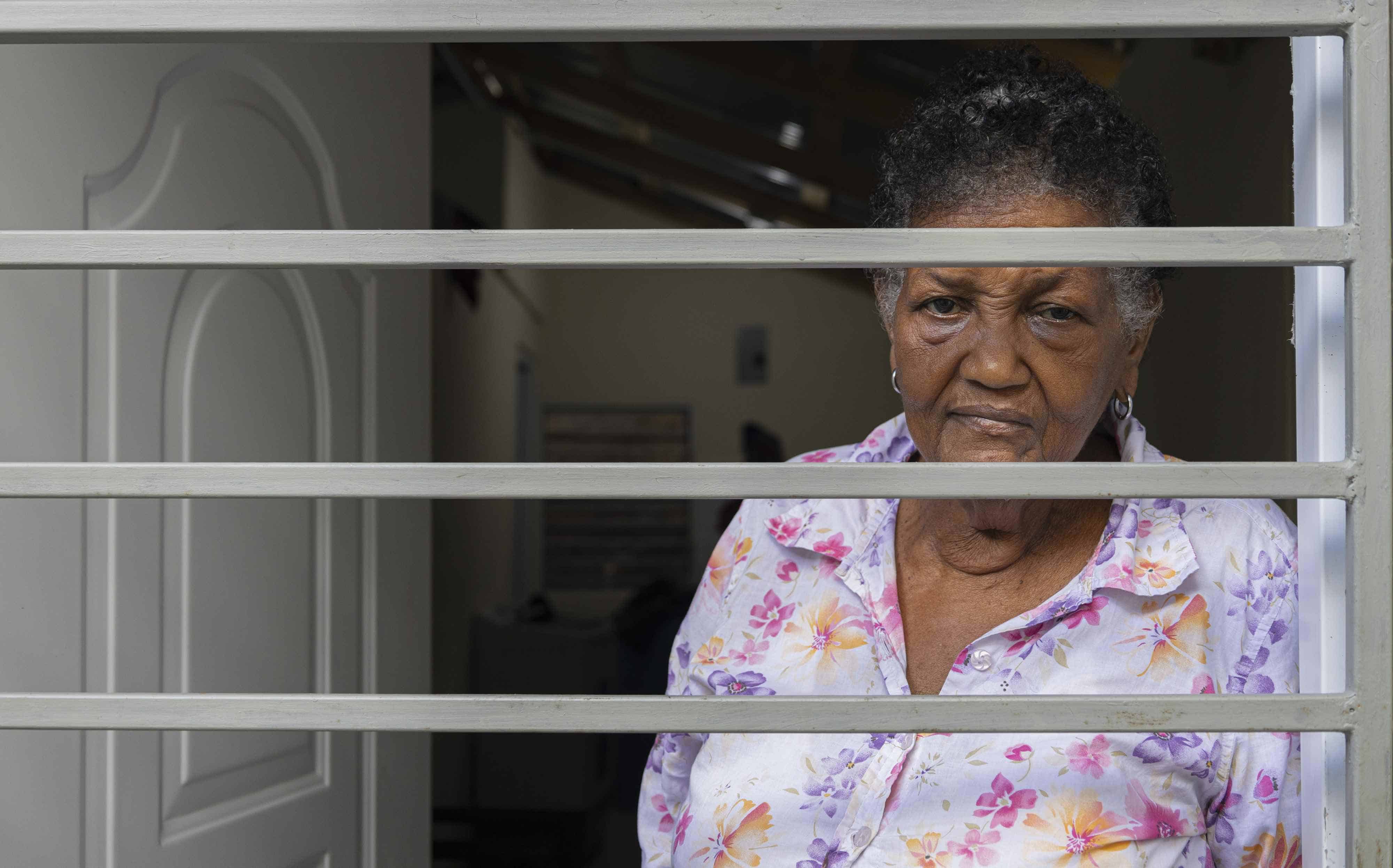 Doña Antonia observa desde su casa.