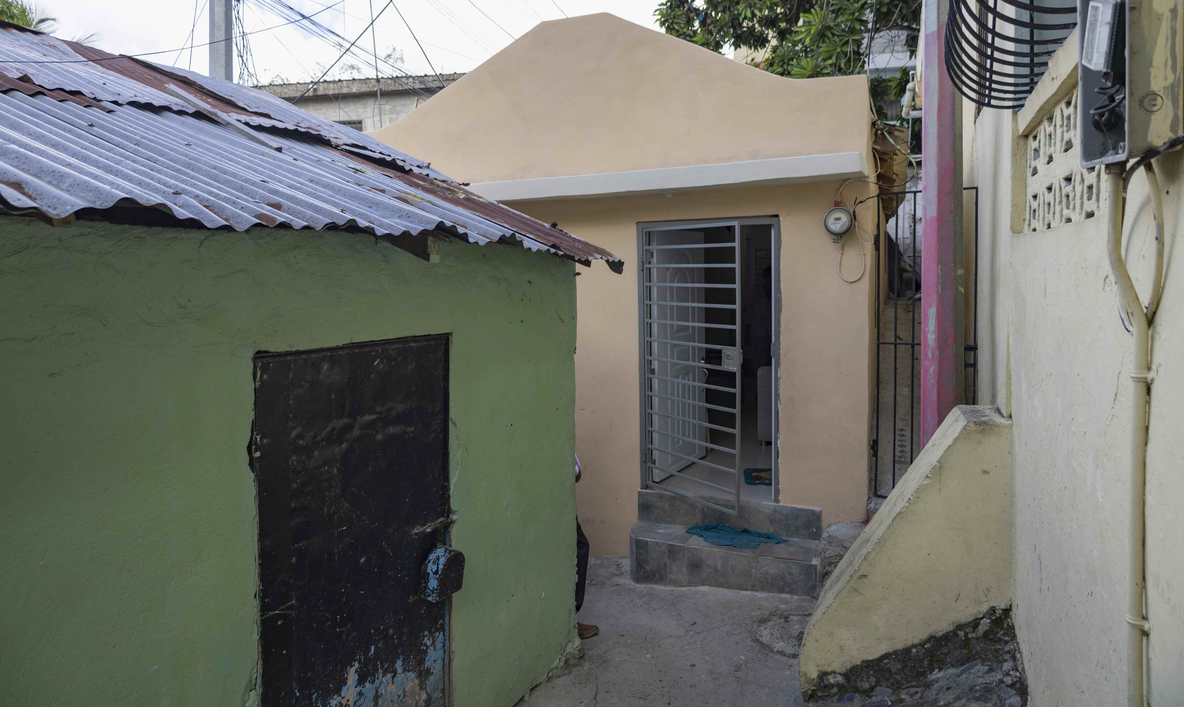 Callejón por donde se llega a la vivienda.