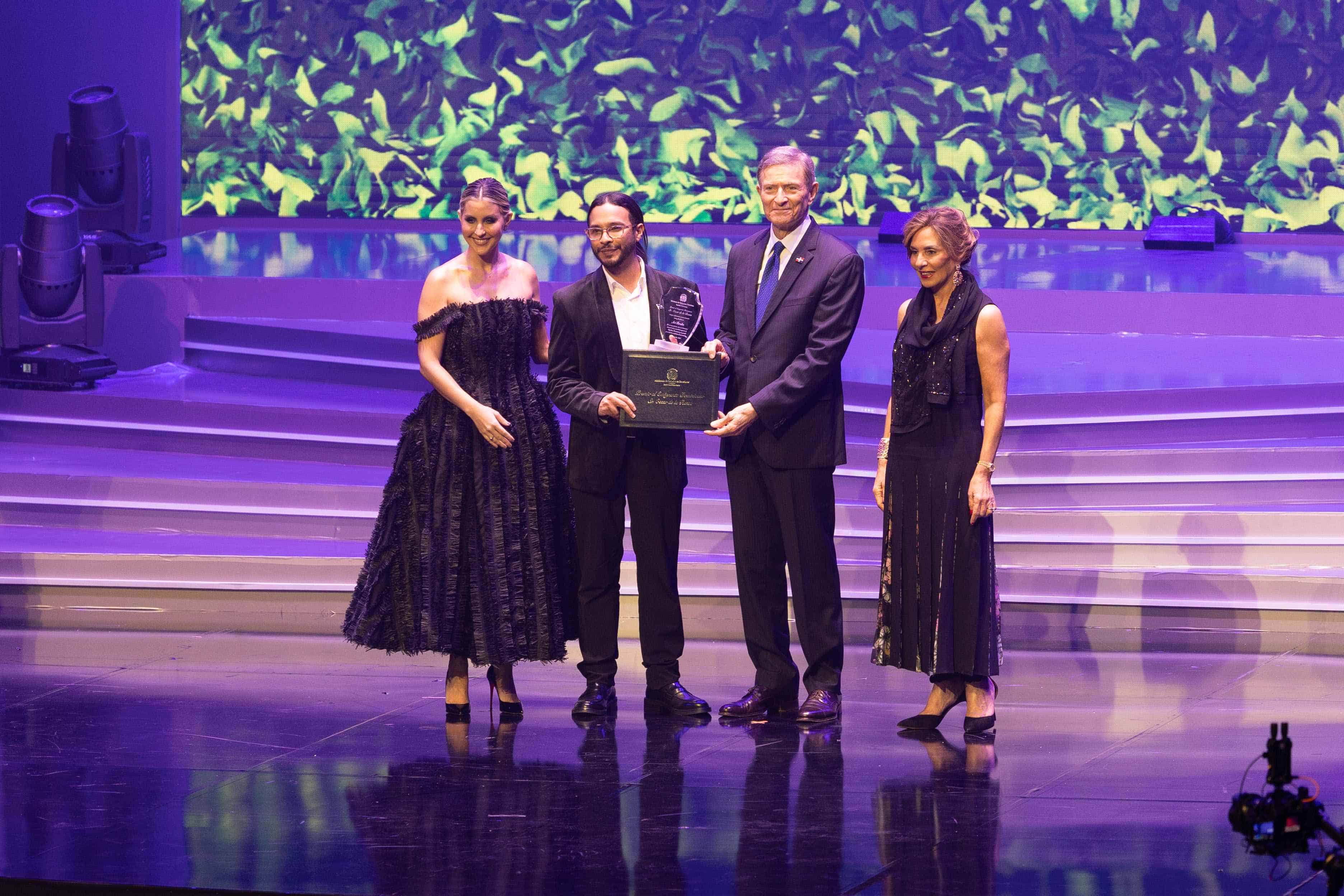 El neurocientífico y diseñador sensorial Ari Peralta, recibe el reconocimiento de manos de María Alejandra Castillo, Roberto Álvarez y Haydée Kuret de Rainieri.