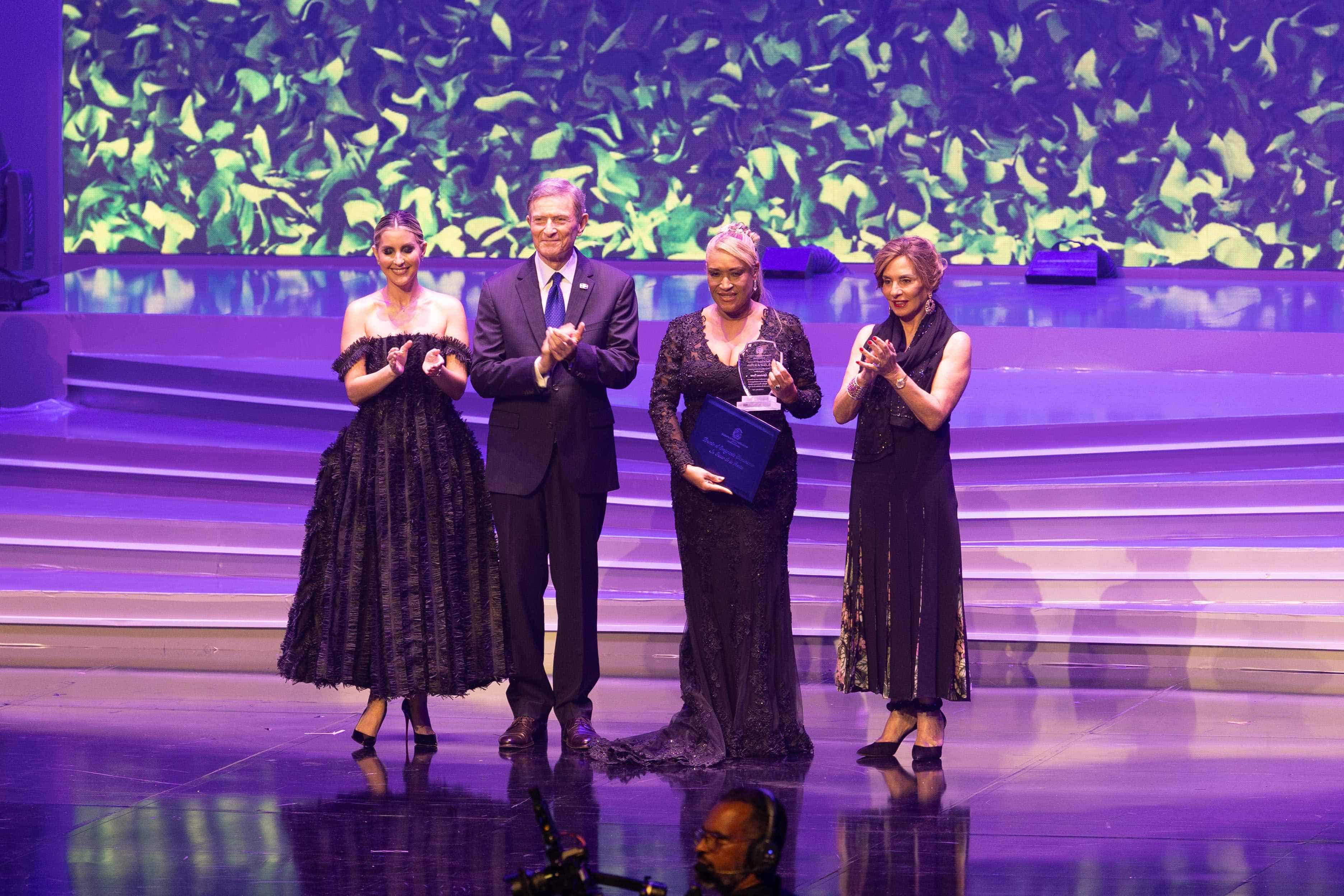  Esperanza Ozuna recibe el reconocimiento de manos de María Alejandra Castillo, Roberto Álvarez y Haydée Kuret de Rainieri.