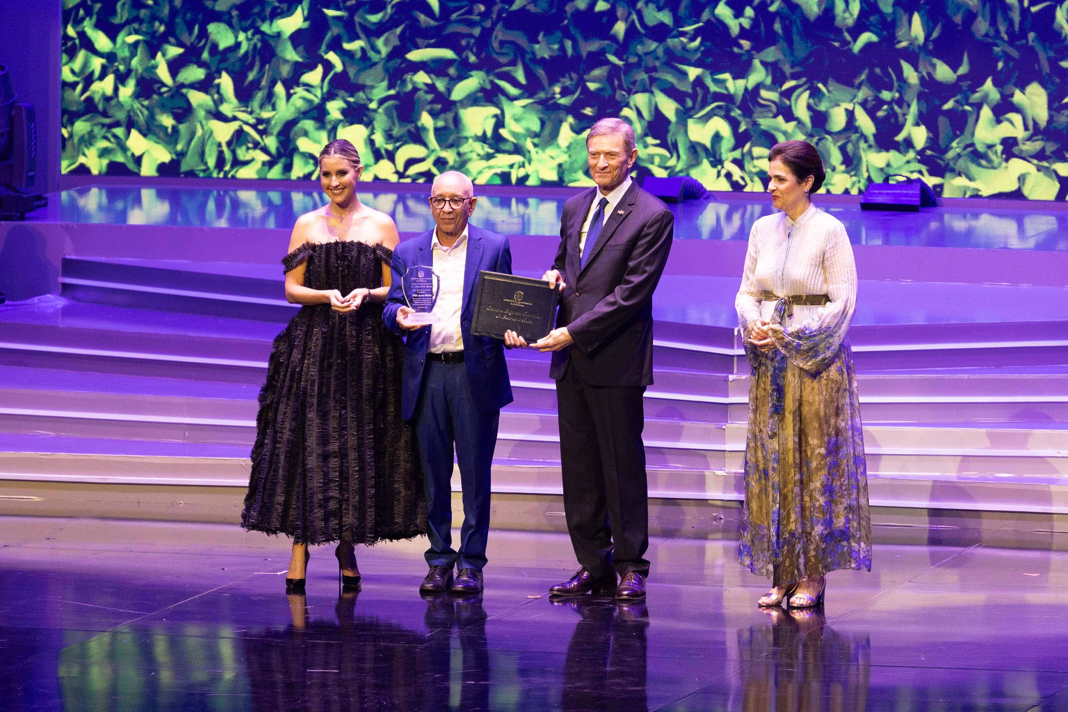 Fidel Aquino recibe el reconocimiento de Alejandra Castillo, Roberto Álvarez y María Amalia León.