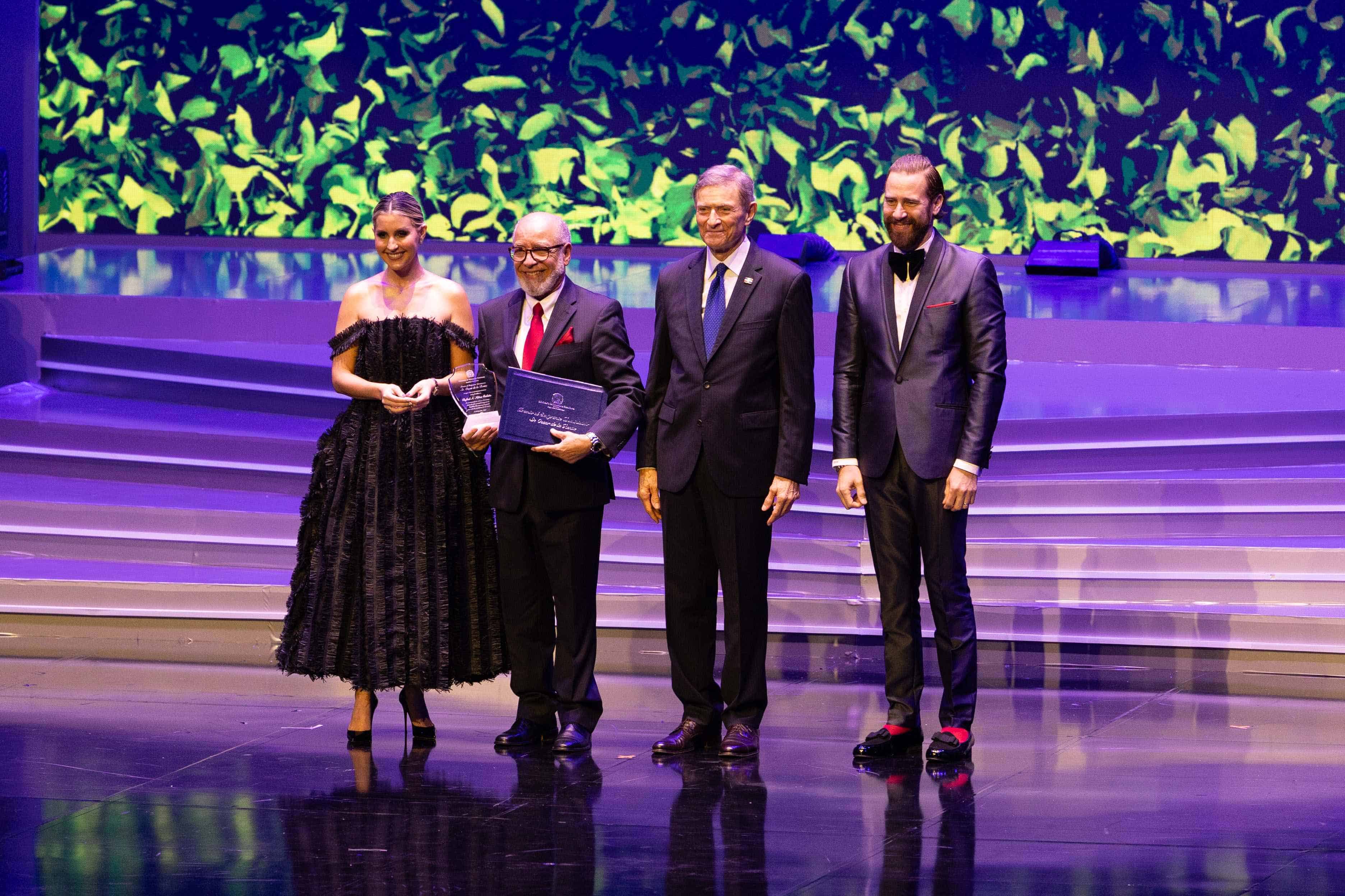 Rafael Antonio Núñez recibe su pergamino de la mano de María Alejandra Castillo, el ministro Álvarez y el viceministro Carlos de la Mota.