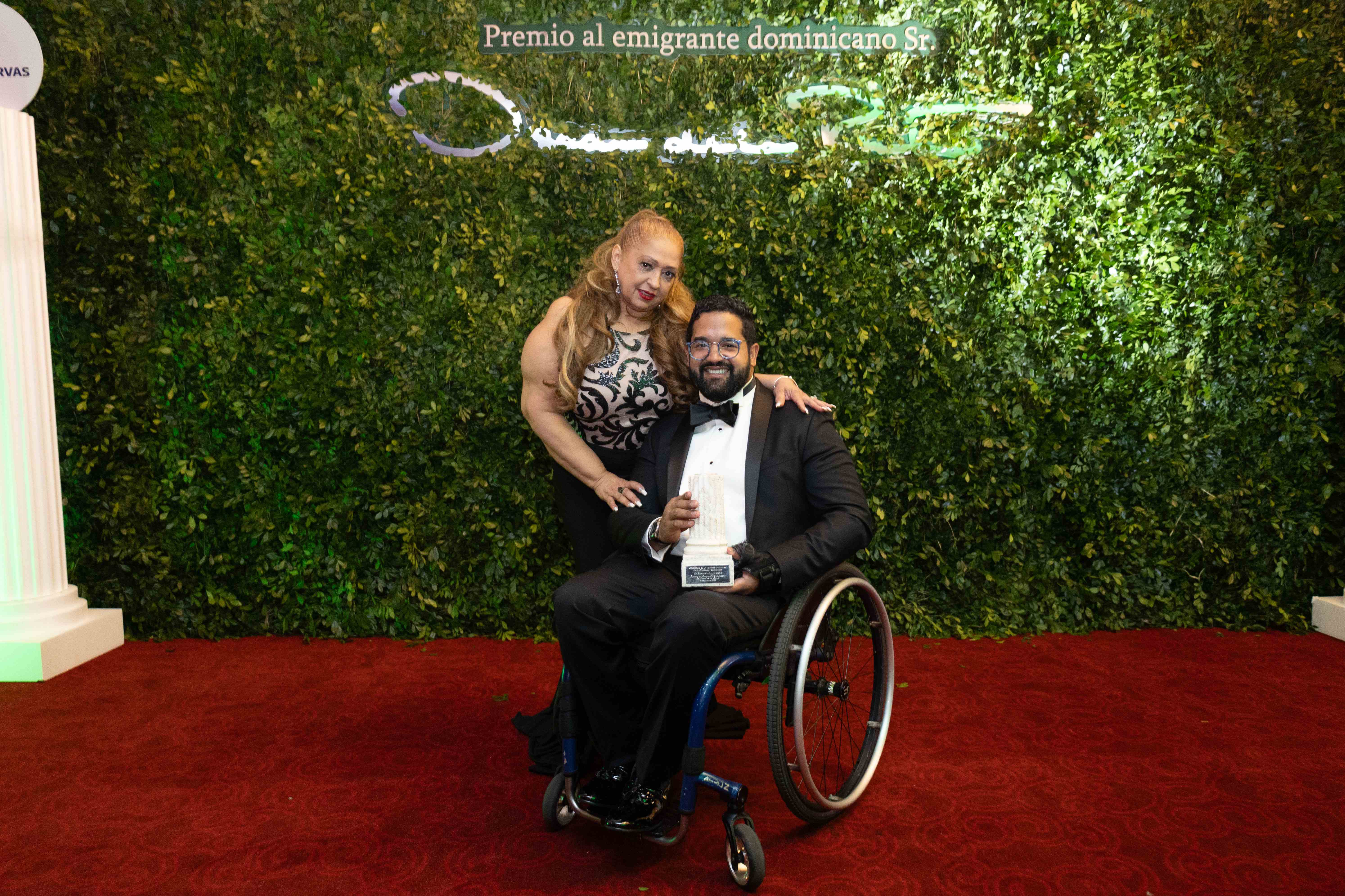 Quemuel Arroyo junto a su madre.