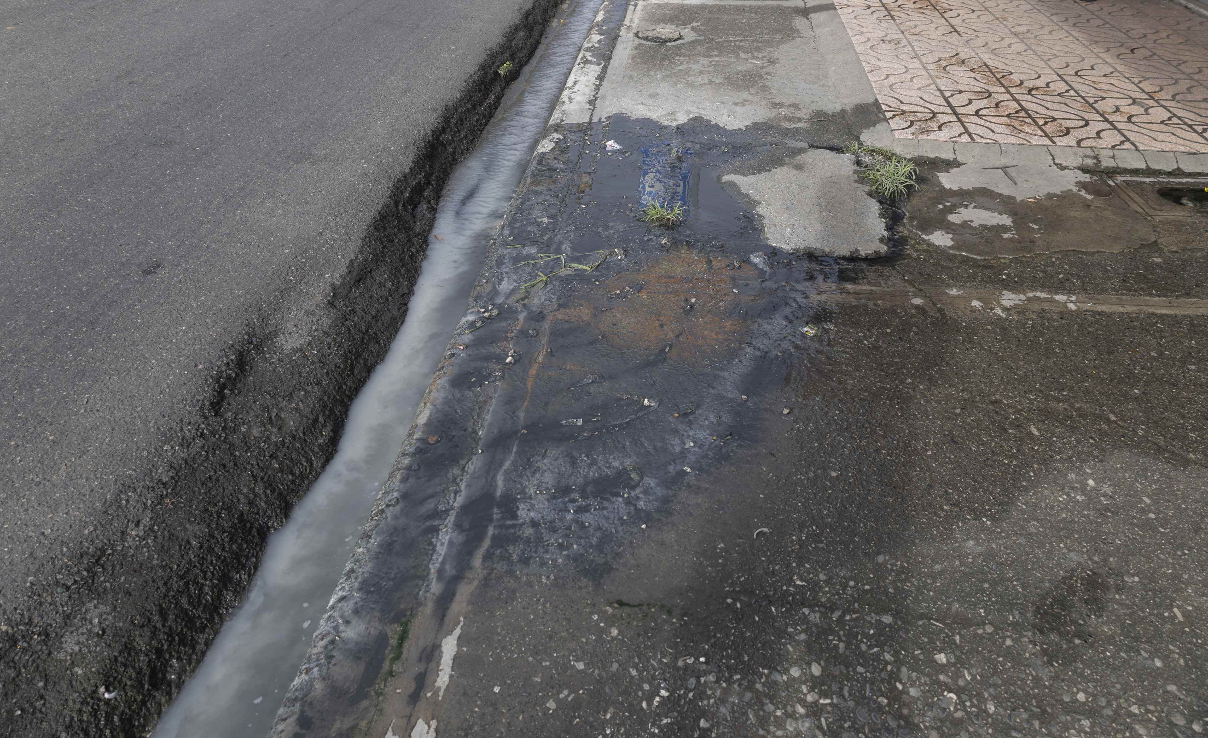 Así se mantiene el lugar, con aguas mal olientes corriendo por la acera.