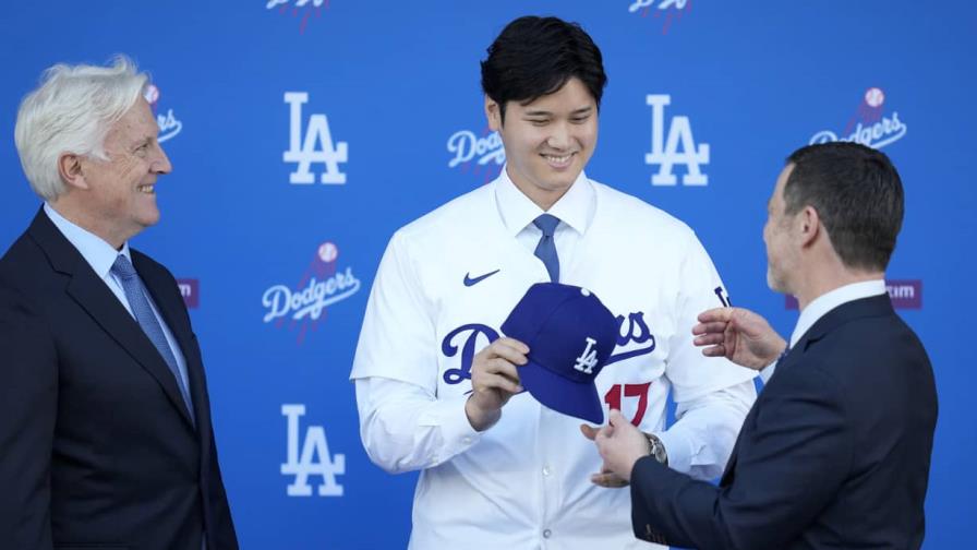 Ohtani elude preguntas sobre cirugía en su primera conferencia de prensa con los Dodgers