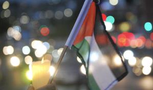 Una sonora vigilia en Ecuador reclama con velas bajo la lluvia paz para los palestinos