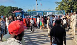 Haitianos entran en masa al mercado de Dajabón tras rotura de puerta fronteriza
