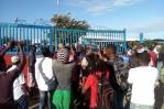 Haitianos arreglan puerta en Juana Méndez y se quejan del registro biométrico de RD