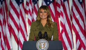 Melania Trump da la bienvenida a nuevos ciudadanos de EE.UU.