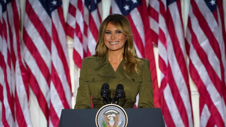 Melania Trump da la bienvenida a nuevos ciudadanos de EE.UU.