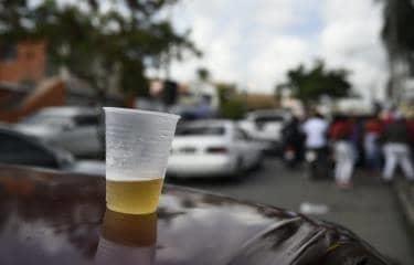 Castigarían con prisión a quienes consuman alcohol en calles, aceras o parques