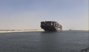 Un buque se incendia en el Mar Rojo tras ser alcanzado por proyectil disparado desde Yemen