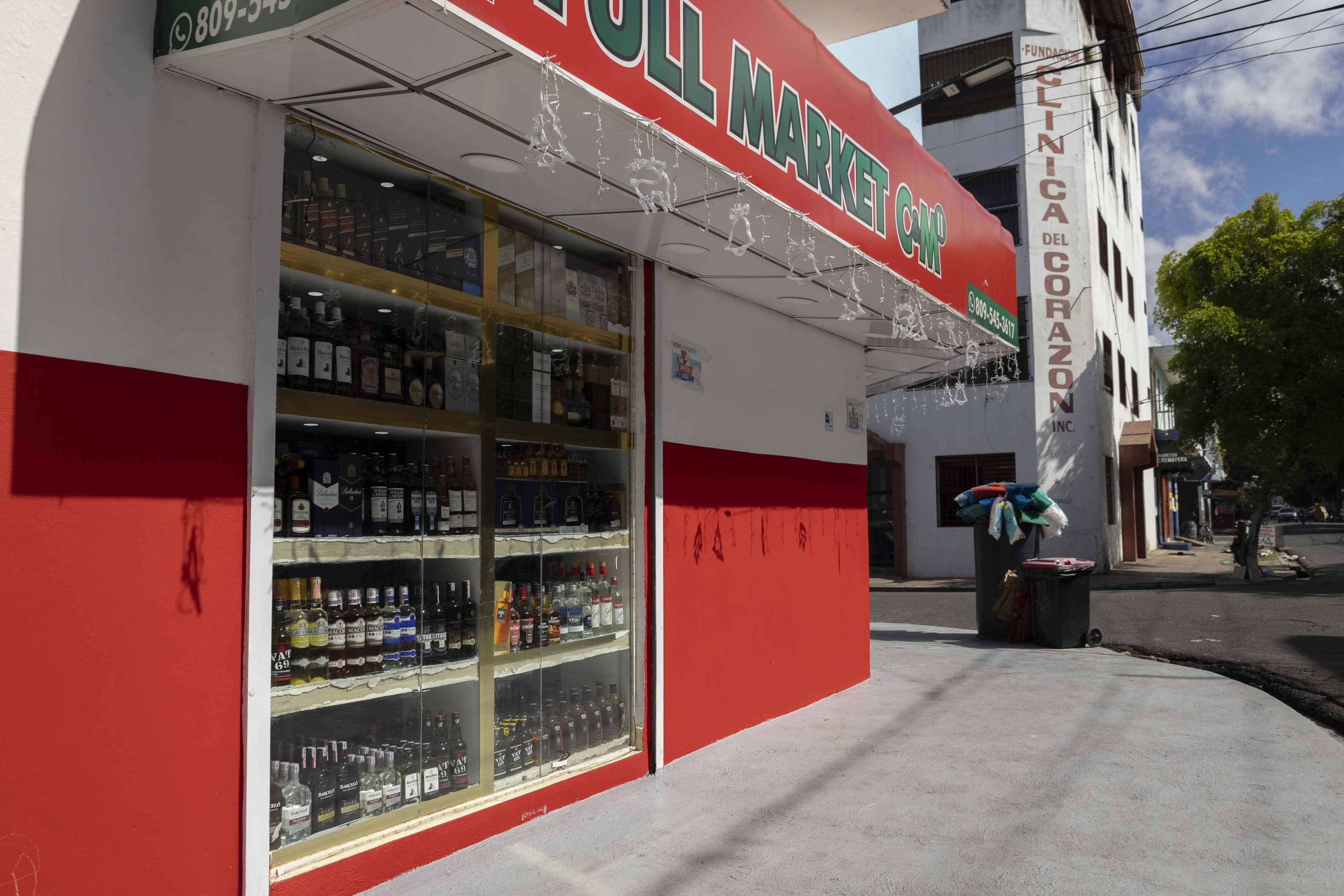 Ventas de bebidas alcolicas en un establecimiento del sector Villa Consuelo, en el Distrito Nacional. 