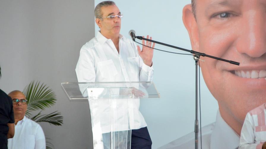 Abinader responde a críticas por endeudamiento y destaca logros de su gobierno en Santiago